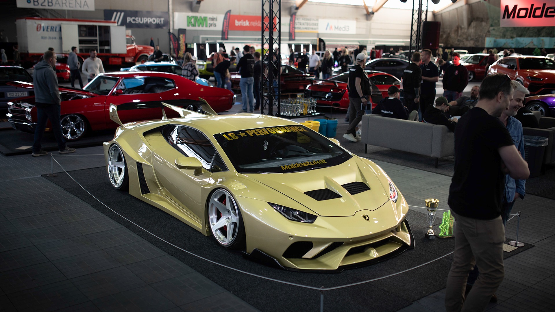 Bendik Bendiksvoll hadde akkurat rukket og kommet hjem fra Belgia med en drøss med pokaler før han måtte snu snuten mot Ålesund igjen. Hans vanvittige Lamborghini Huracan har fått ny farge, og har fortsatt sitt spinnville Liberty Walk breddekit og luftfjæring. Vanvittige greier!