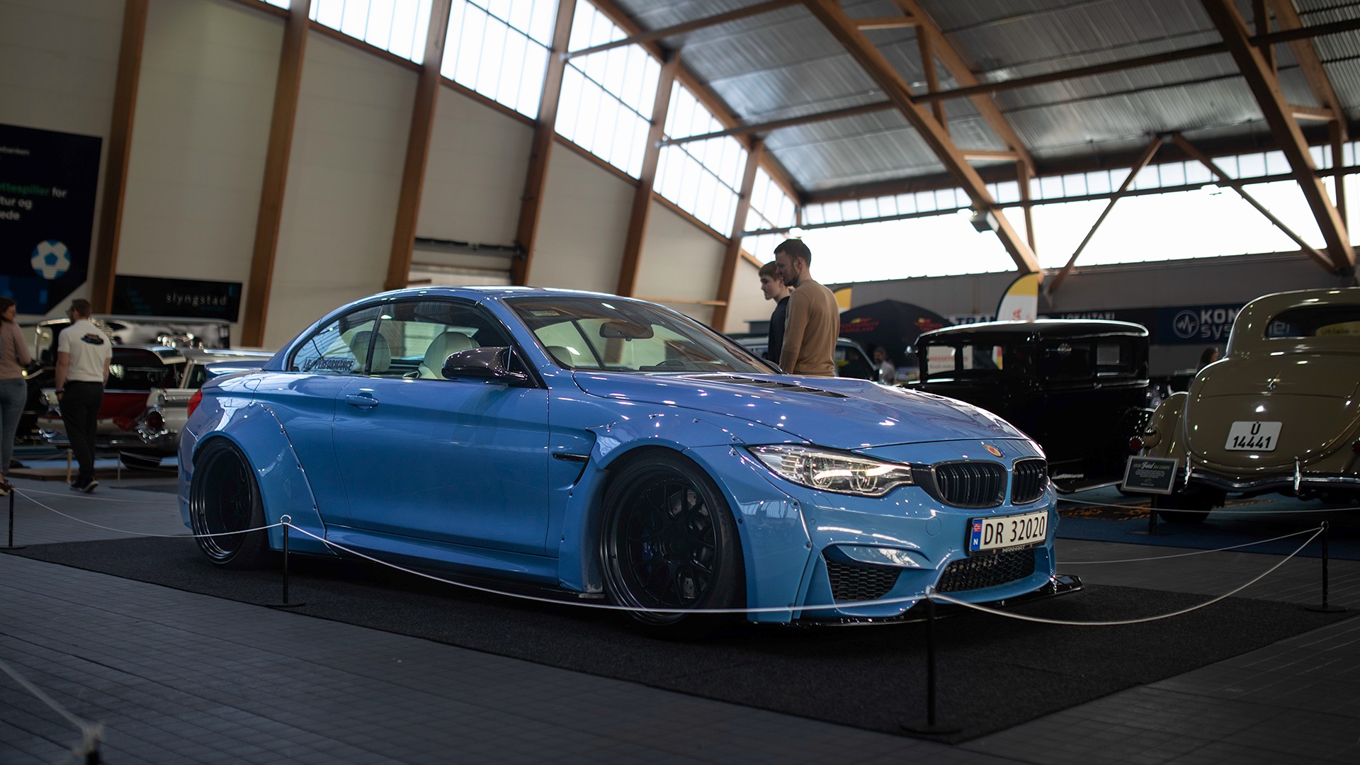 Spinnvill 2016 BMW M4, utstyrt med et brøytende Liberty Walk breddekit.
