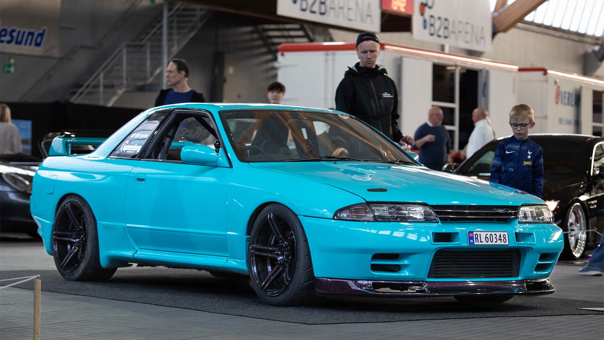 Skamlekker og iøyenfallende 1990 Nissan Skyline GT-R. Som om ikke den turkise fargen var nok, så er både felger, leppe og bur lakkert i Nissans ikoniske «Midnight Purple».