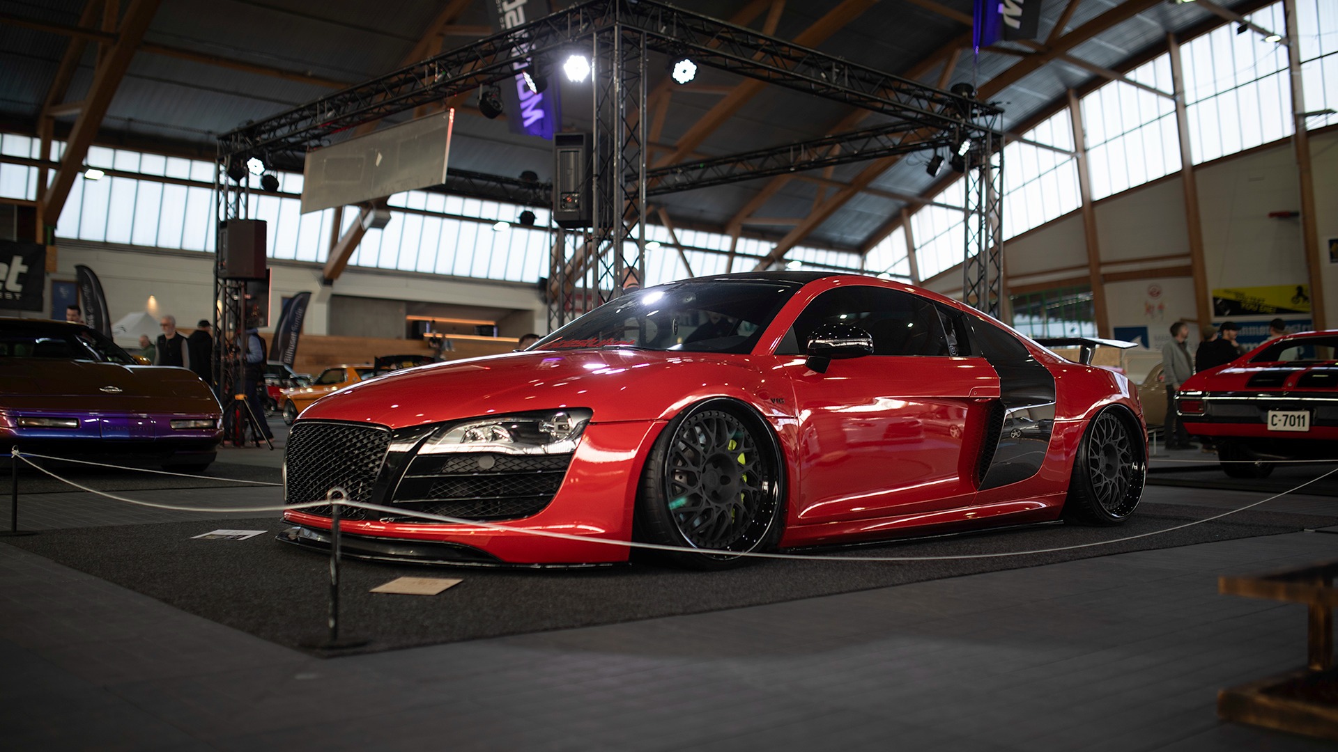 Som om ikke Audi R8 er gromt nok fra før, så har denne fått seg både luftfjæring og et sett hysteriske felger.