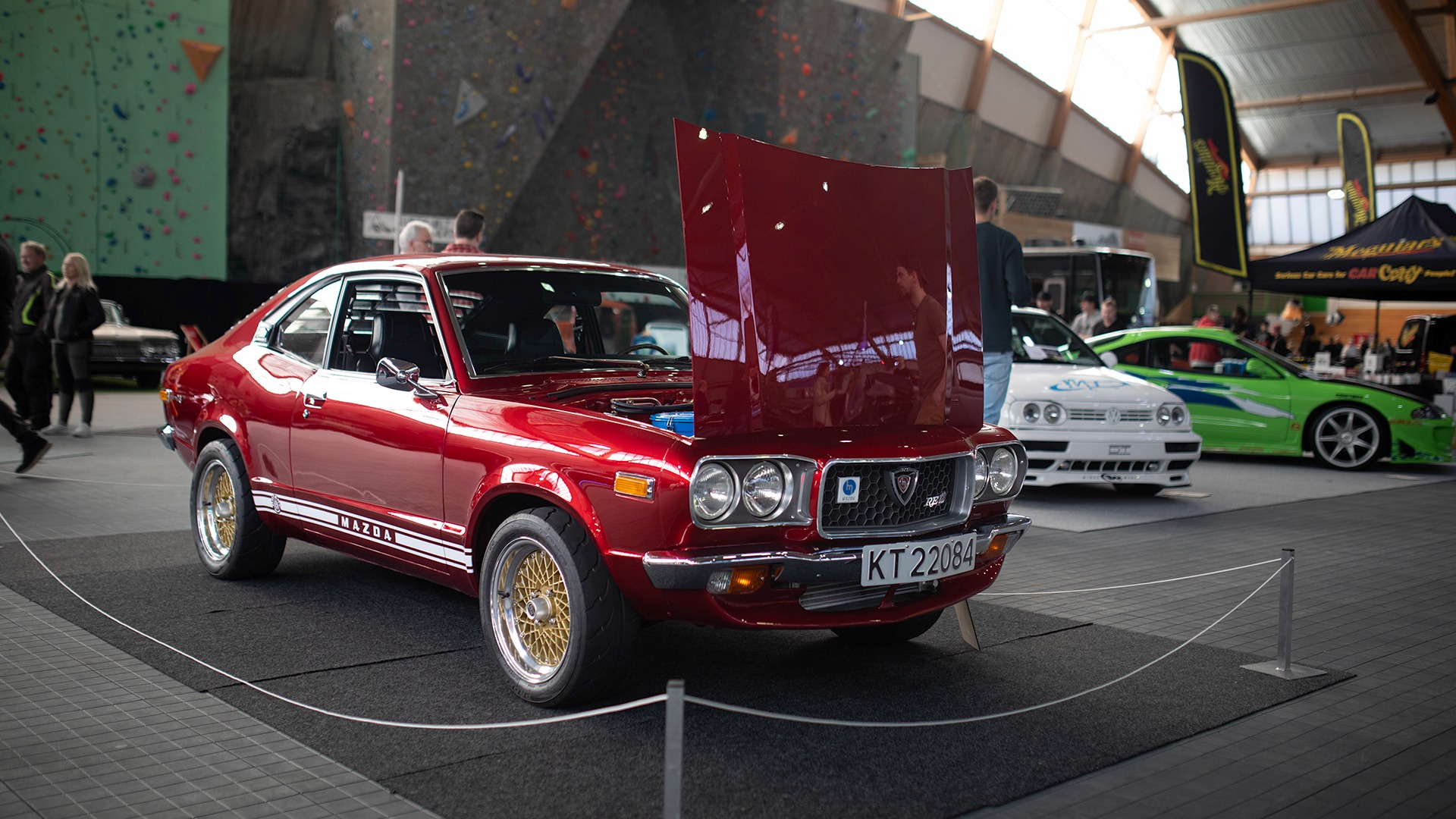 En helt vanvittig gjennomført 1974 Mazda RX-3 Coupe. Her er hver minste skrue demontert og fikset opp i, og bilen var like fin i motorrommet som den var utenpå og under. Imponerende greier!