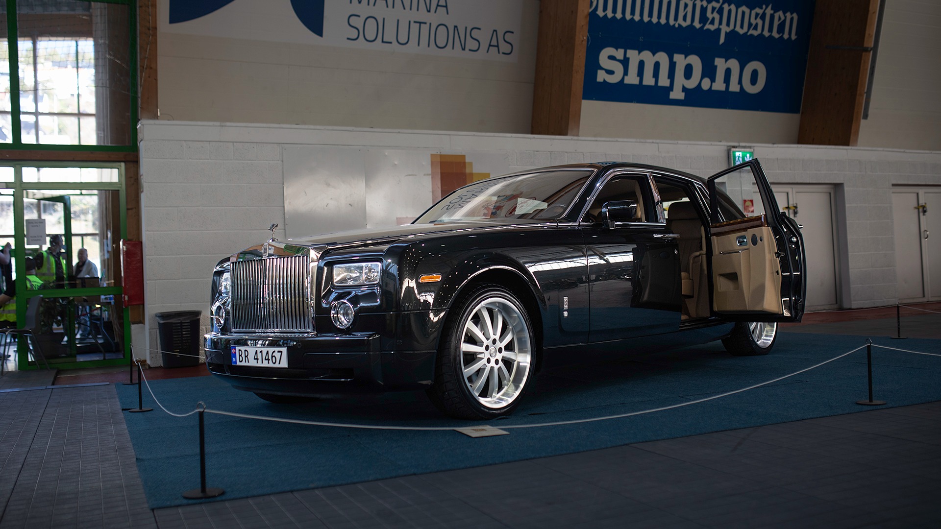 Det første som møter deg ved inngangen er en maffig Rolls Royce Phantom. Selvfølgelig sort, og med herlig beige interiør.