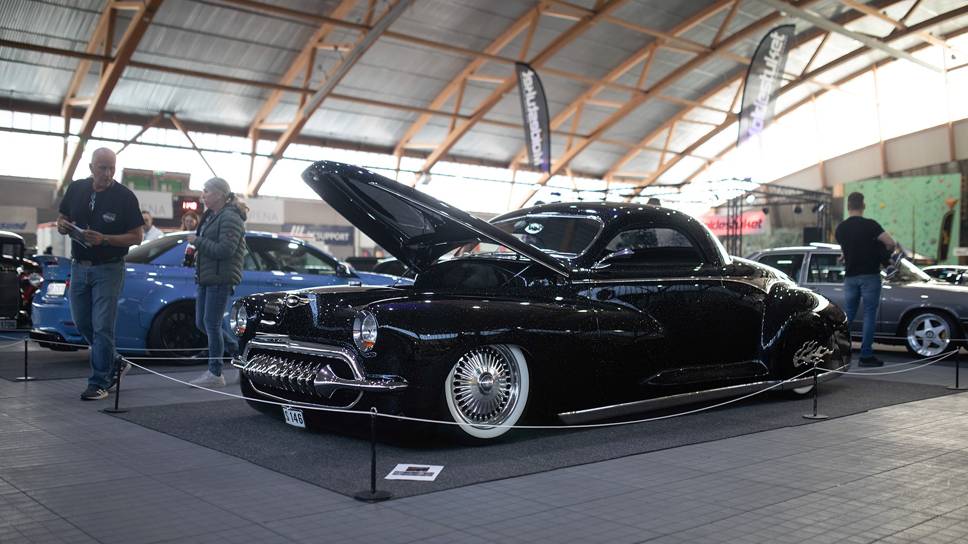 Norges største custom-konge, Einar Valsjø, sitt gamle bygg «Shadow» var på plass. Bilen er i utgangspunktet en 1946 Dodge Coupe, og har mildt sagt fått gjennomgått en deilig ombygging.