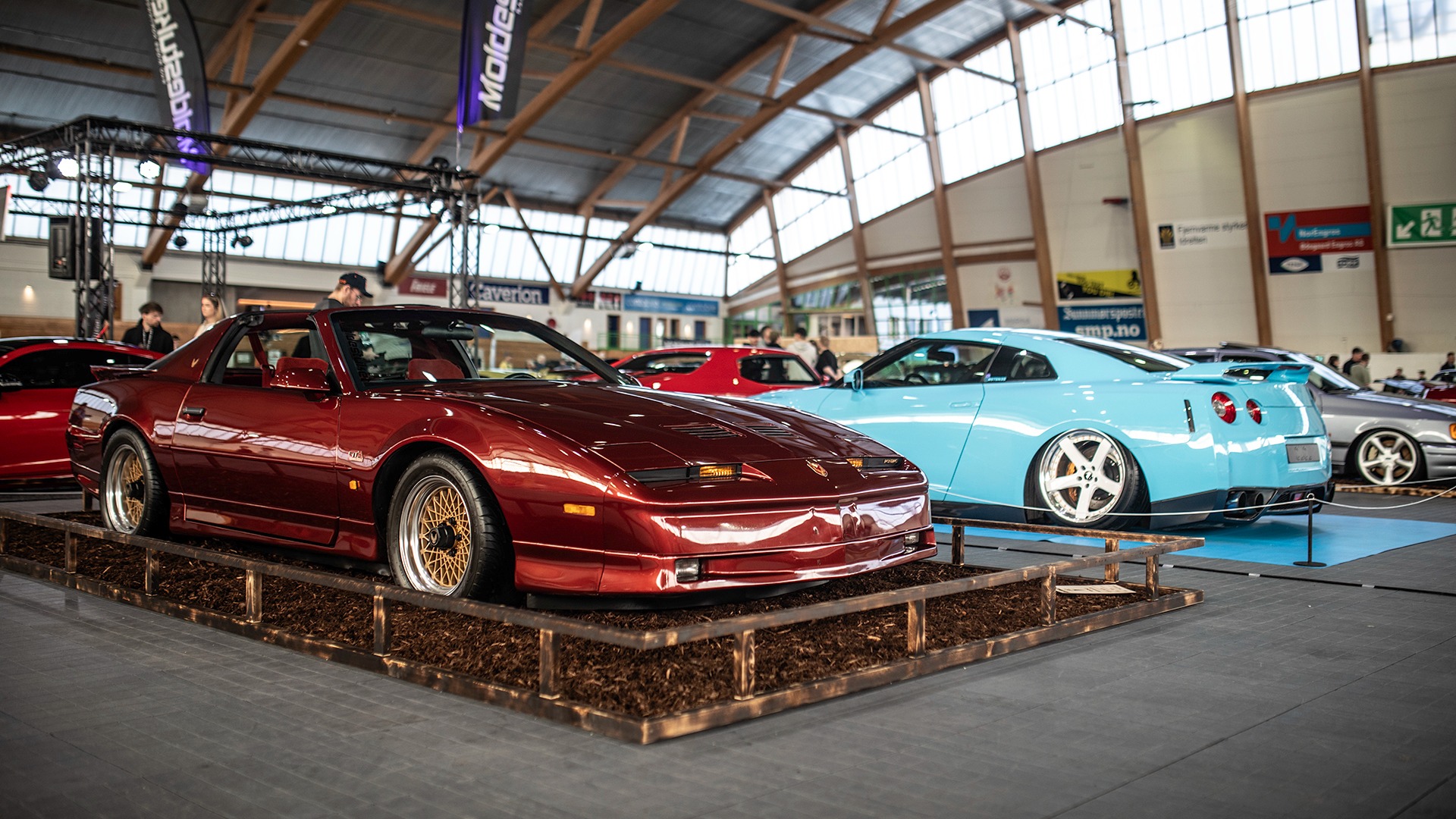 Kraftpakker fra hvert sitt land. 1987 Pontiac Trans Am med en deilig senk i front, og en spinnvill Nissan GT-R i bakgrunnen.