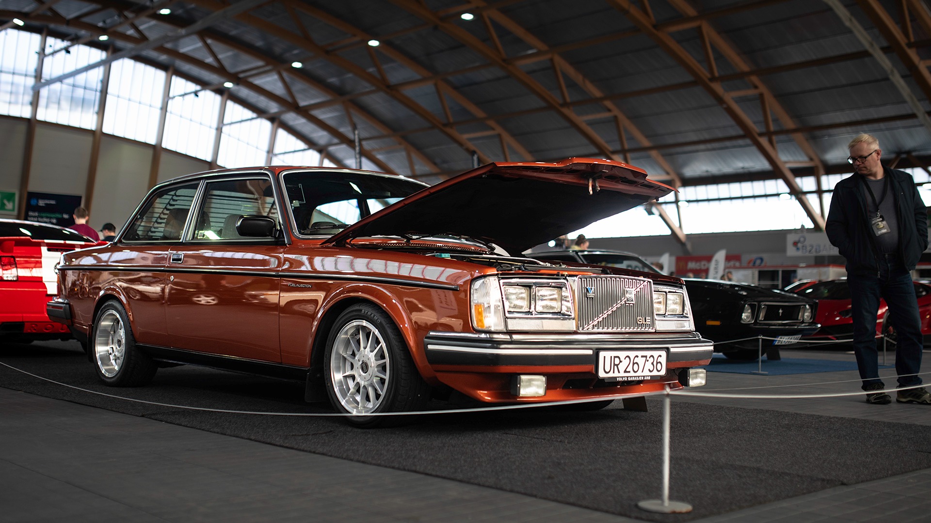Mer strøken klassiker i mildt modifisert-stuk. Superlekker Volvo 242 fra 1976.