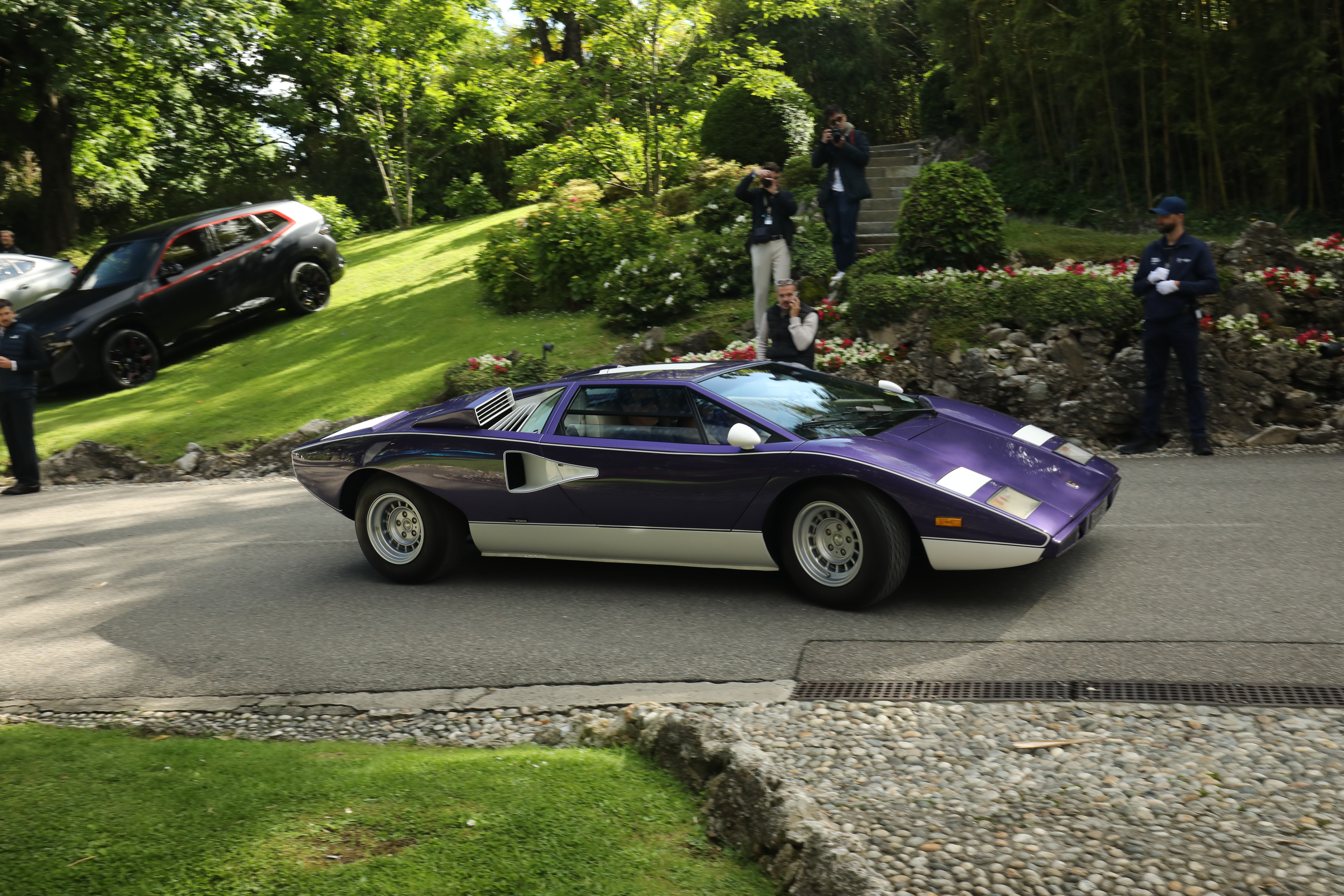 1976 Lamborghini Countach LP 400 som ble levert ny til Kongen av Saudi-Arabias datter, som fikk den i hennes favorittfarge lilla, mens hennes ektemann fikk customisert hvite detaljer.