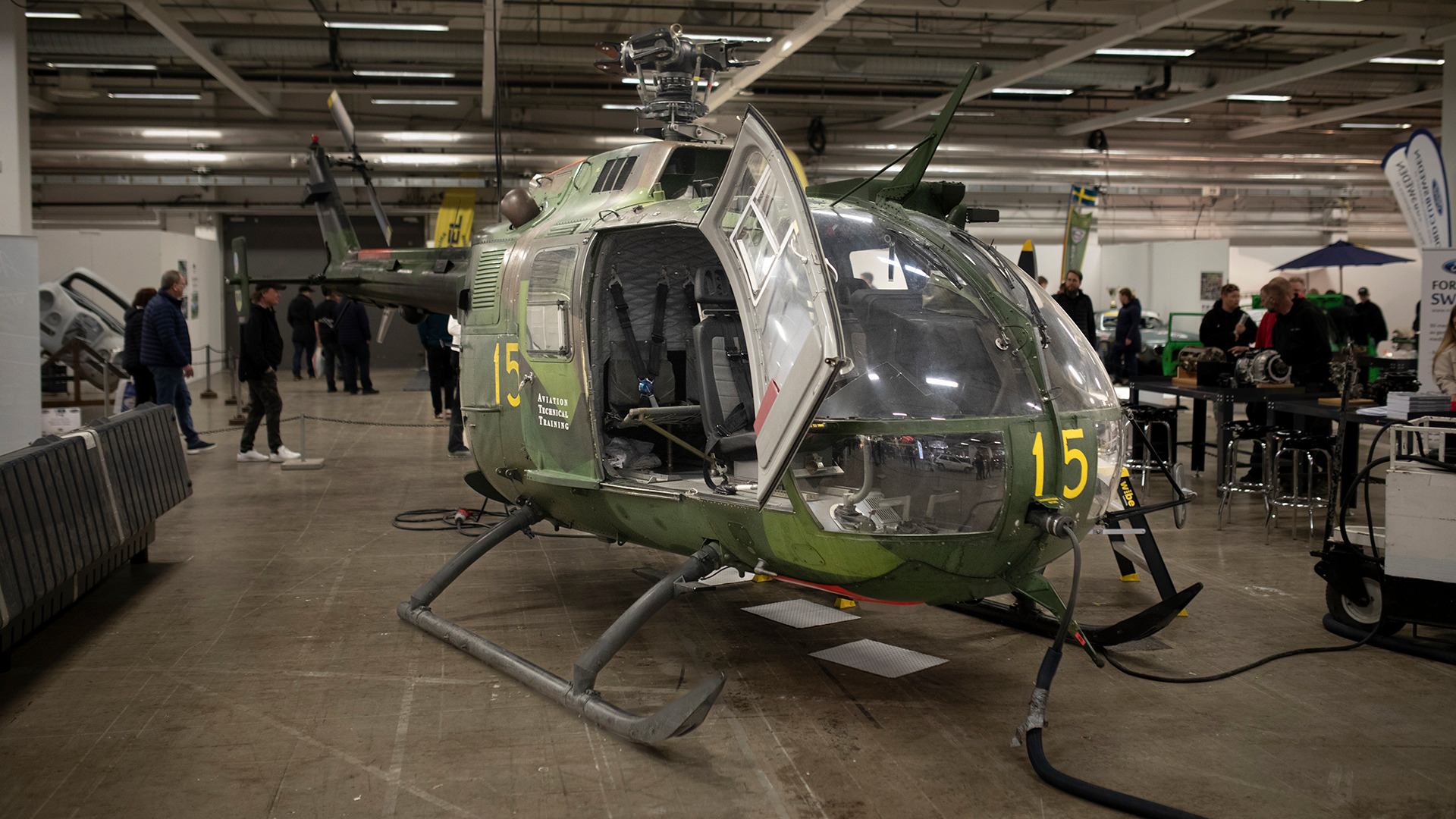 Det er ikke bare biler og motorsykler du finner på Elmia. De har fått plass til et svært militærhelikopter også!