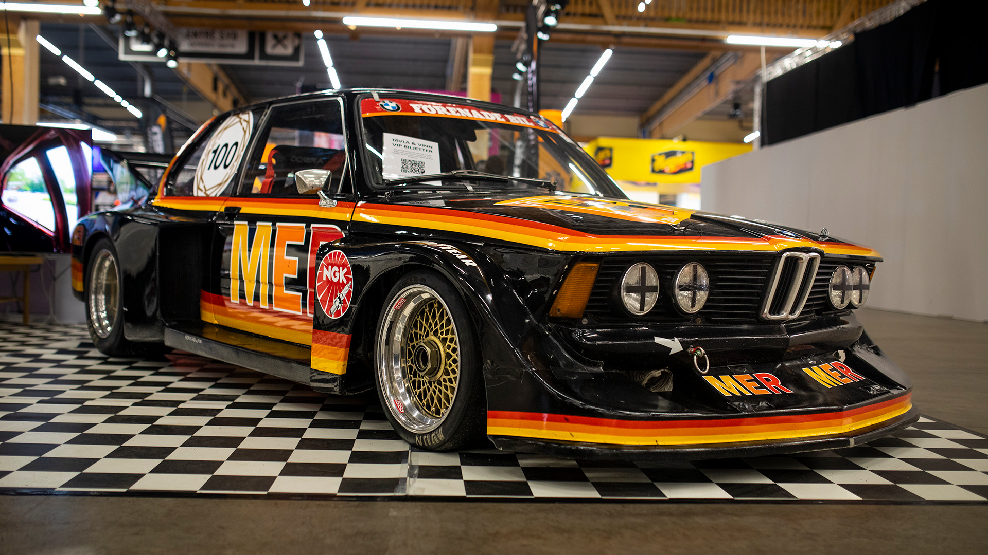 Sprangende BMW 320 fra 1975. Bilen ble brukt innen Gruppe V Racing av Bo Emanuelsson, og tok hjem to svenske mesterskap i 1975 og 1976.
