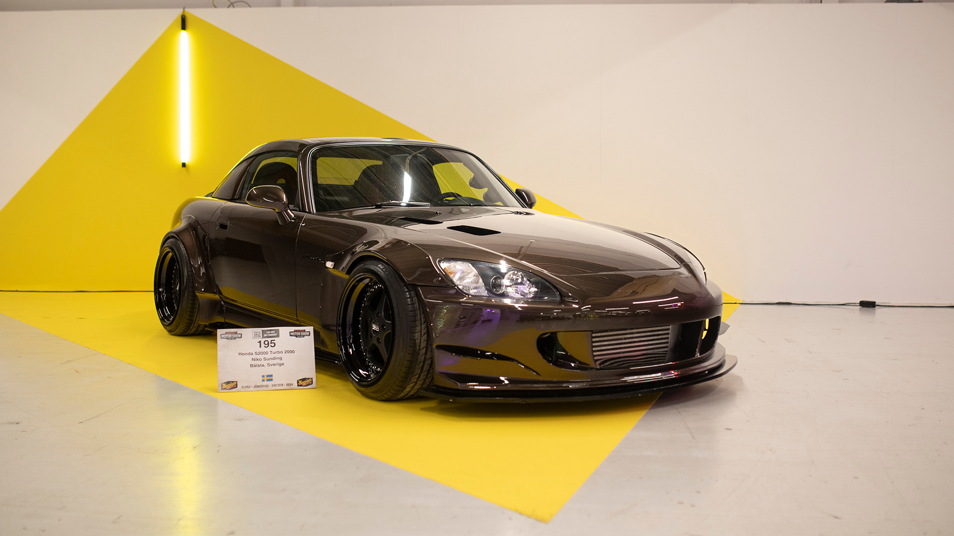 I hall X er det laget en helt spesiell bakgrunn, med en svært kunstnerisk stil rundt bilene. Her representert med en knalltøff Honda S2000.