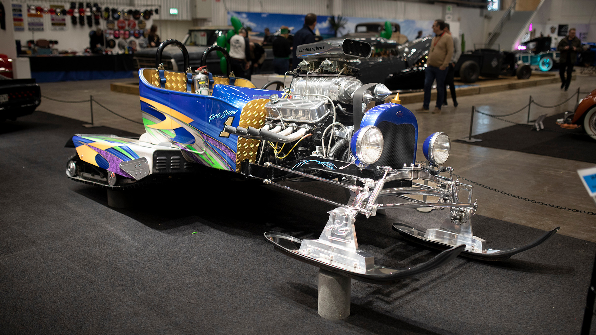 To, fire, og seks hjul, men også spinnville «snøscootere». Utgangspunktet er en Ford T-23.