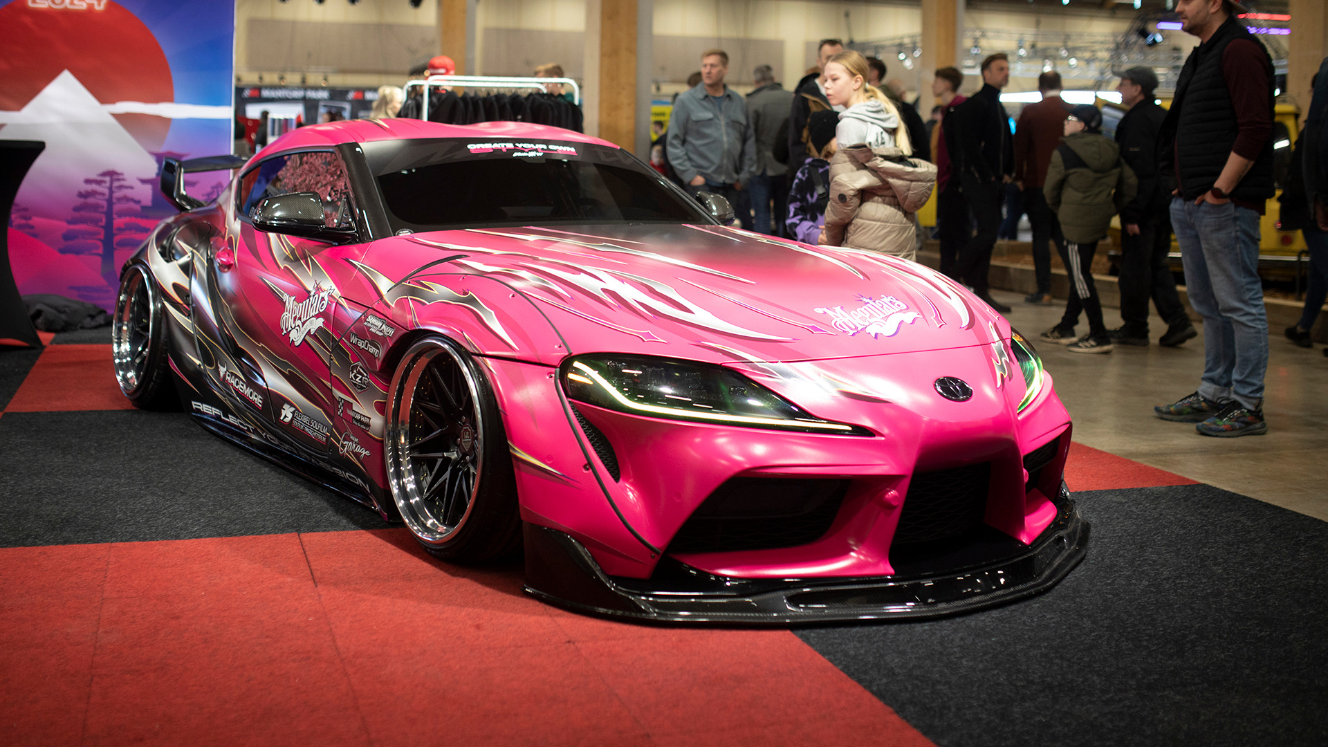 Ingen messegjennomgang uten en beintøff Toyota Supra, vel?