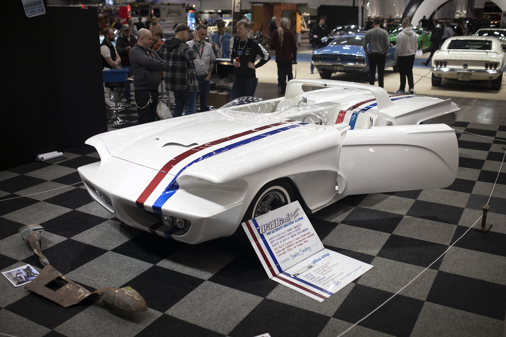 «The ultimate swedish custom». Bilen er bygget på 1959 Ford Thunderbird. Originalt bygget i 1965, men oppbygget igjen nå i 2024.