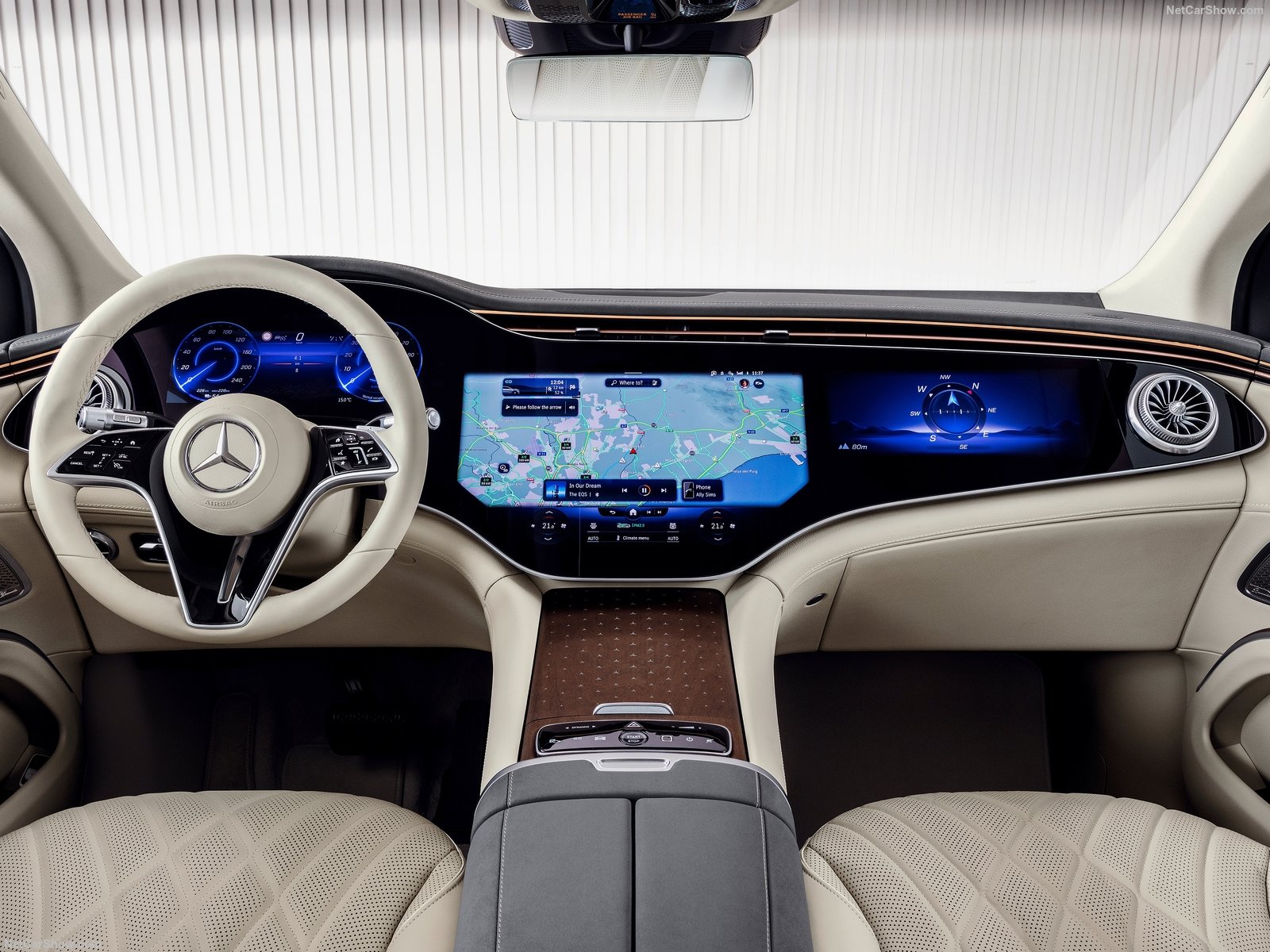 Mercedes-Benz EQS er fylt helt opp med skjermer.