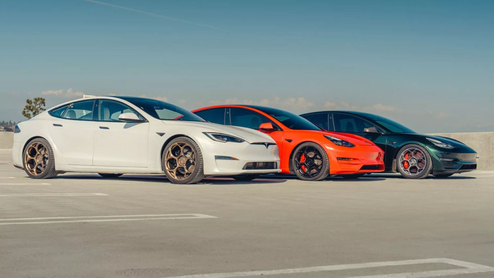 Hyperbilfelger spesiallaget for Tesla – Et steg mot at elbil også kan være entusiastbil?