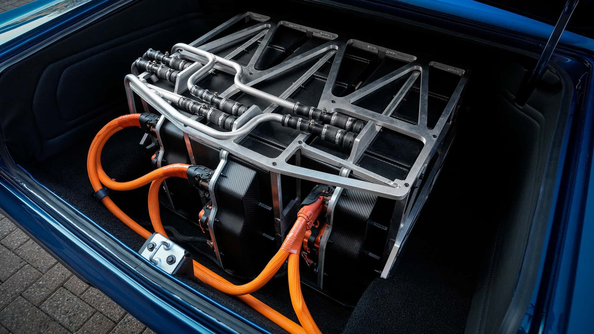 Bilen har fire batterimoduler, hver veier 104 kg.Tre av disse befinner seg samlet her i bagasjerommet.