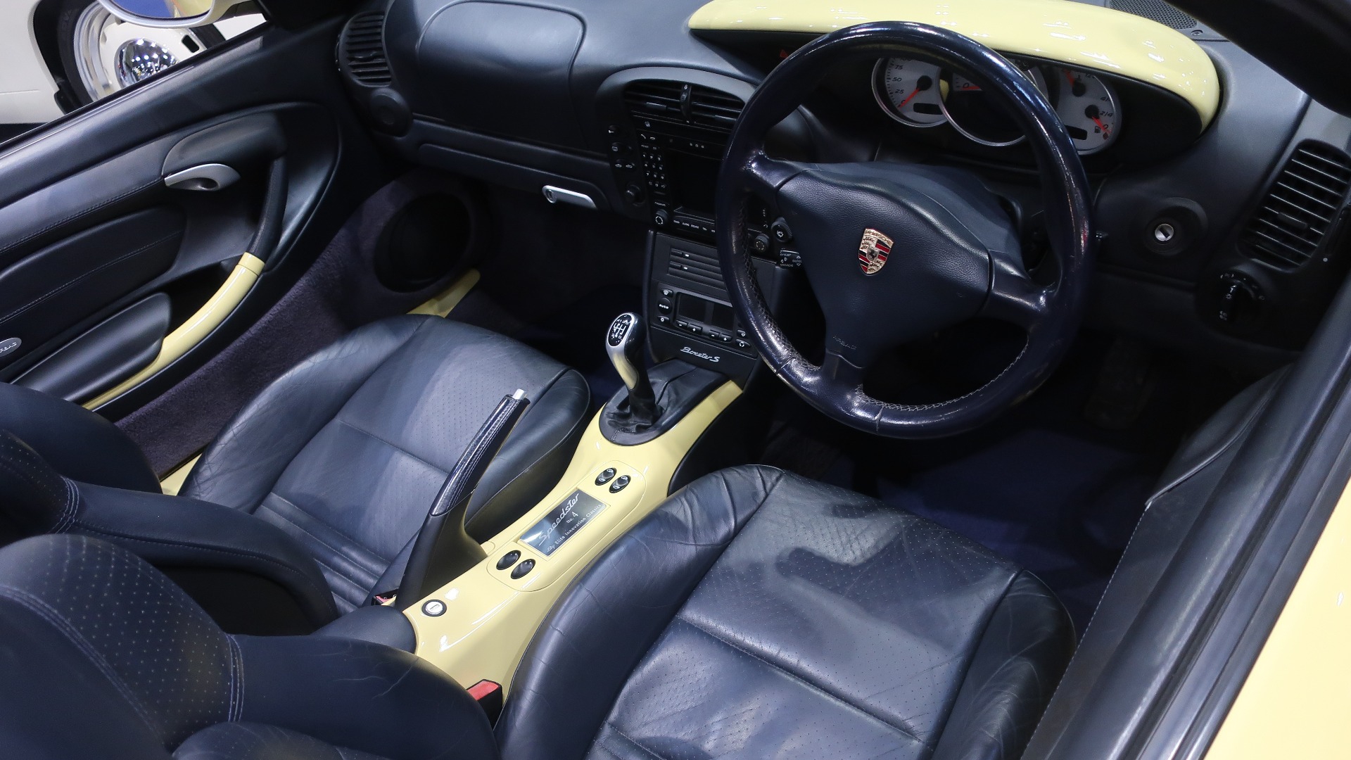 Denne Speedsteren har beholdt en look mer i tråd med Boxster-opphavet.