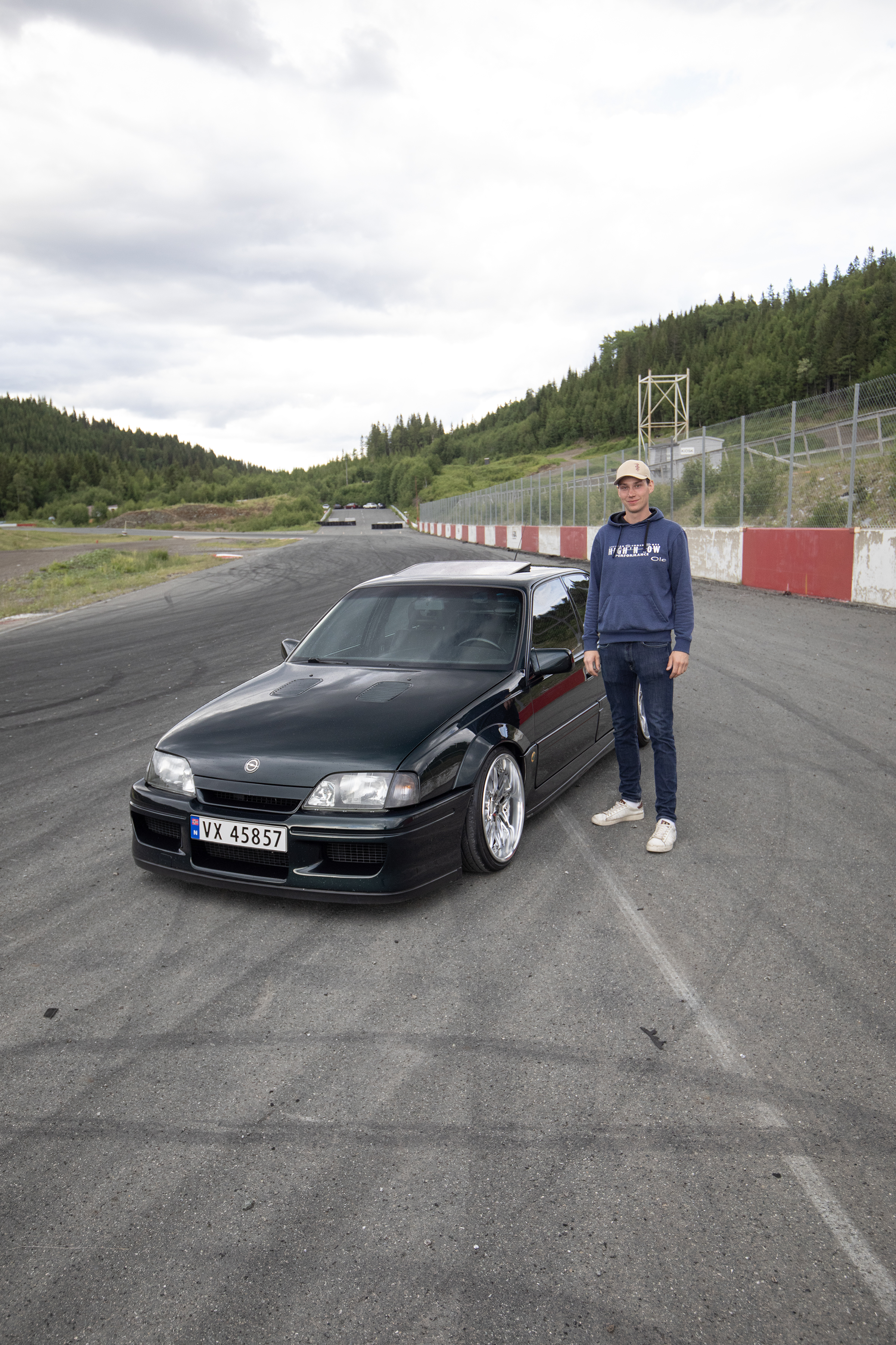 Ole Kristian Lefstad sammen med sin Lotus Omega