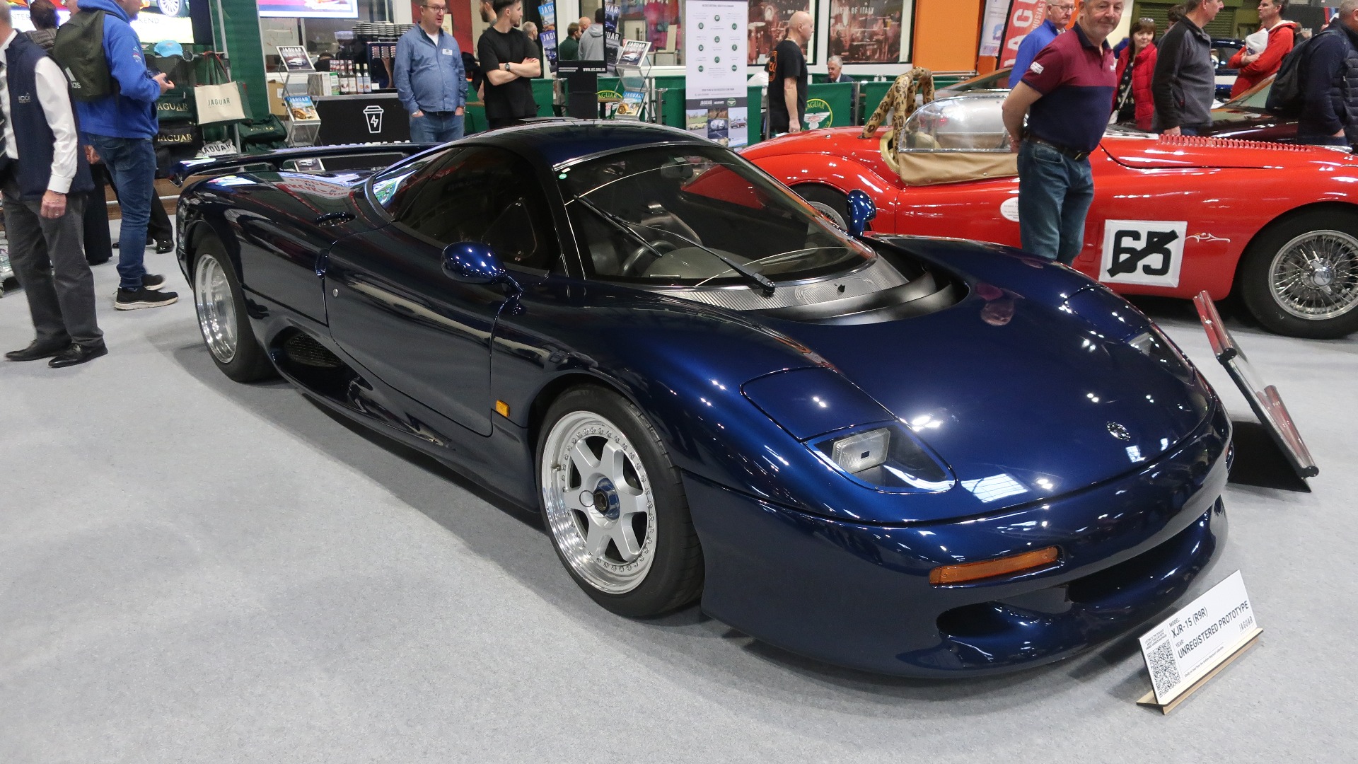 En Jaguar XJR-15 prototype i all sin prakt. 