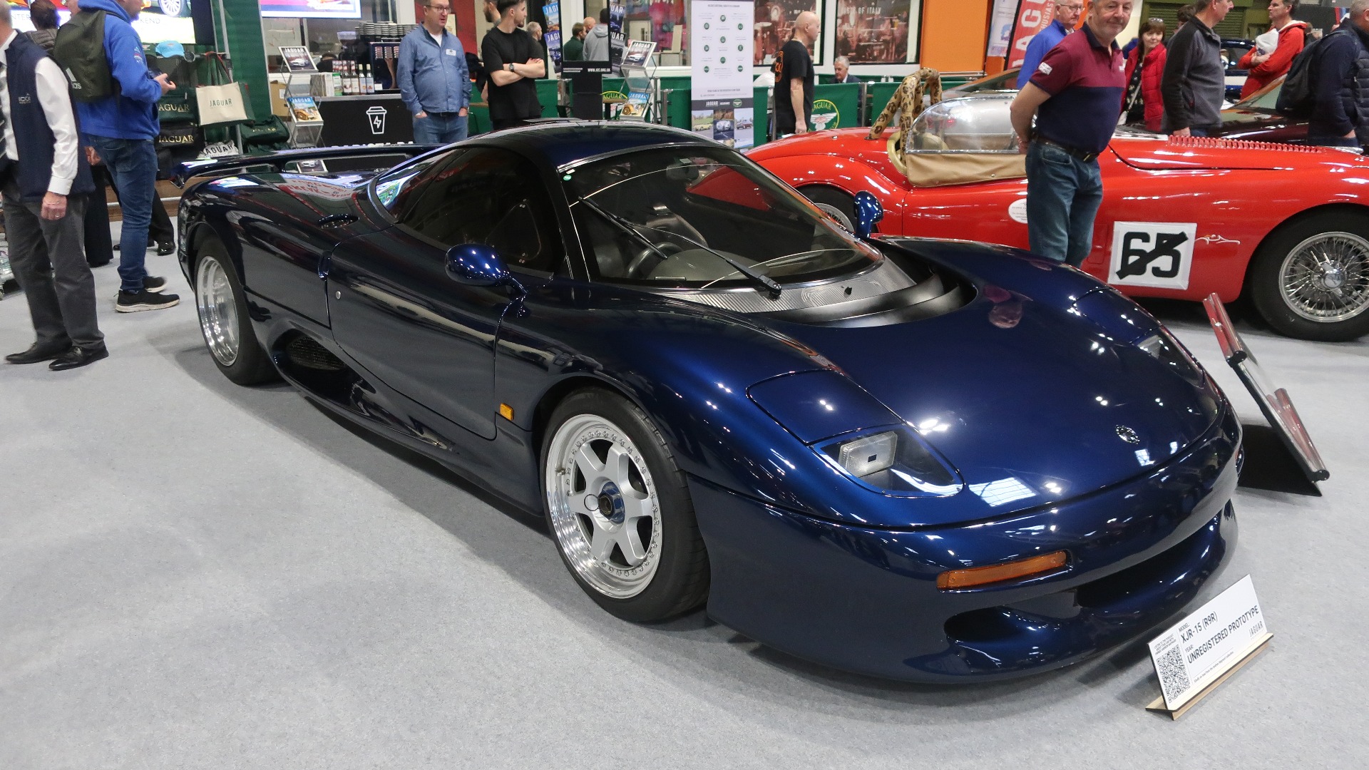 En Jaguar XJR-15 prototype i all sin prakt.