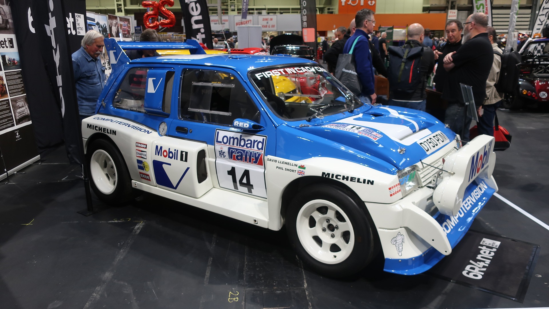 På 6R4 klubben sin stand stod det tre eksemplarer av det som kanskje er den mest bøllete av alle Gruppe B rallybilene.