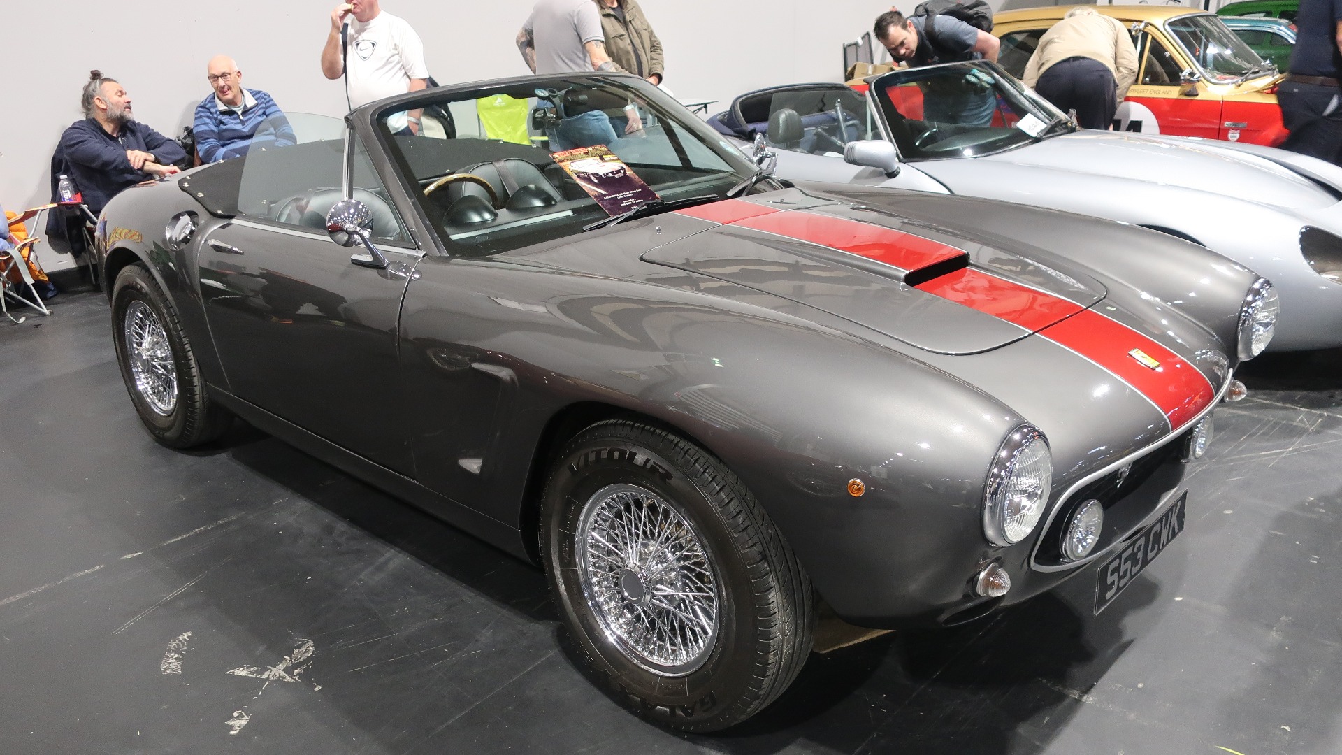 Messen har også en relativt høy andel replika-biler. Her en Ferrari 250 replika basert på en BMW Z3.