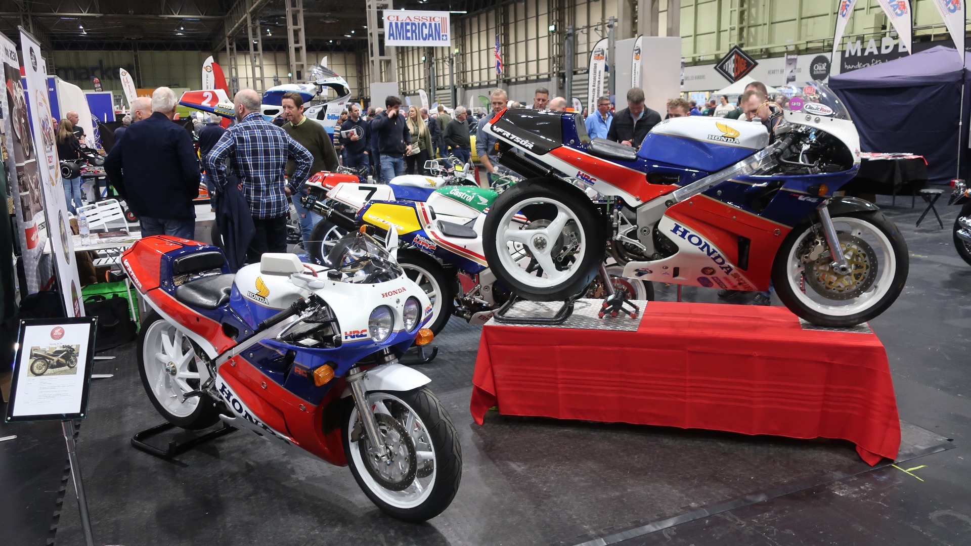 Det er også mange gromme motorsykler å se på messen, som disse Honda RC30 modellene vitner om.