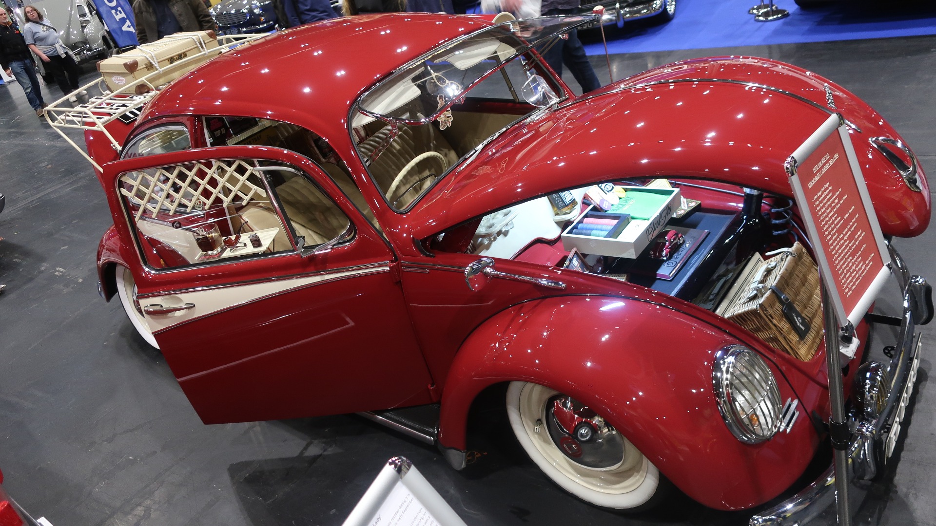 Nydelig 1970 VW Type 1 i showbilmodus med alt fra luftfjæring til Jack Daniels tema rundt om.