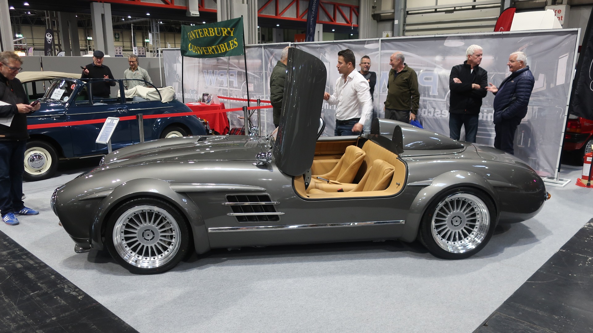 Speedster EA 55 V8 fra EA Automotive er tydelig inspirert av 50-tallets Mercedes-Benz 300 SL, men alt av karosseridetaljer og interiør kan skreddersys kundens ønsker. 