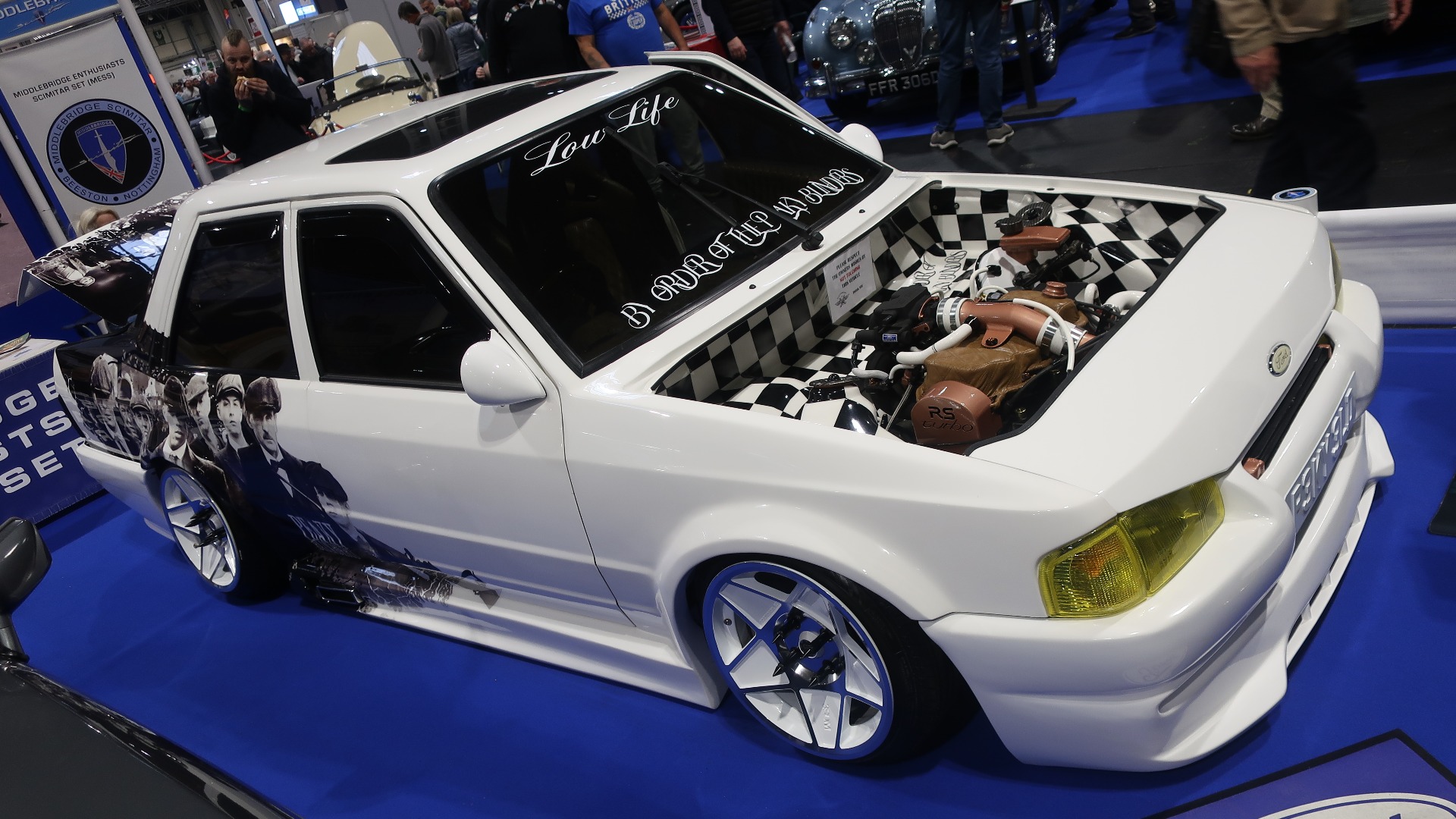 Eieren av denne Ford Orion RS Turbo har tydeligvis sett mye Peaky Blinders. Legg merke til motoren som har fått skinntrekk i Peaky Blinders stil.