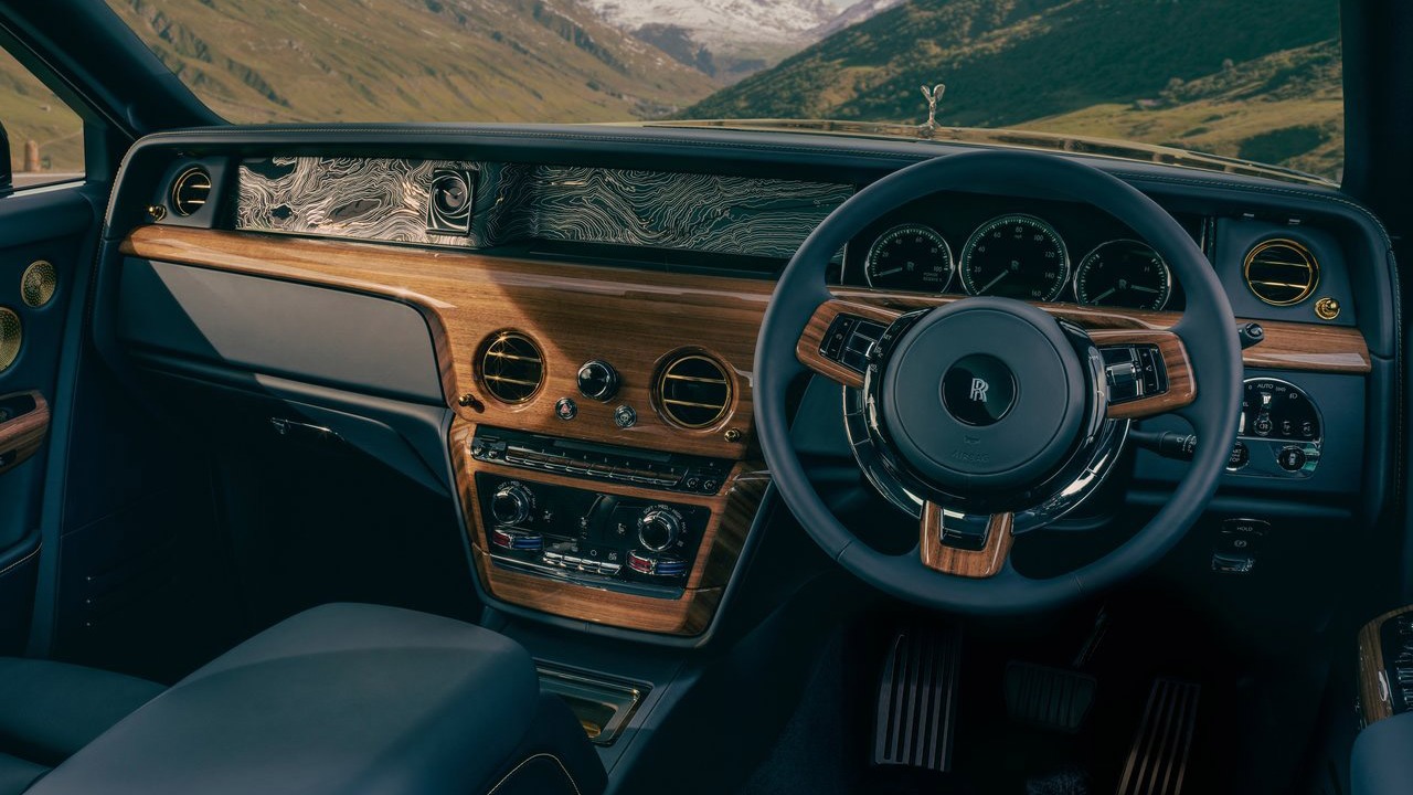 Dashbordet byr på ett imponerende kart over veiene i Furka-passet hvor Bond fulgte etter Goldfinger.