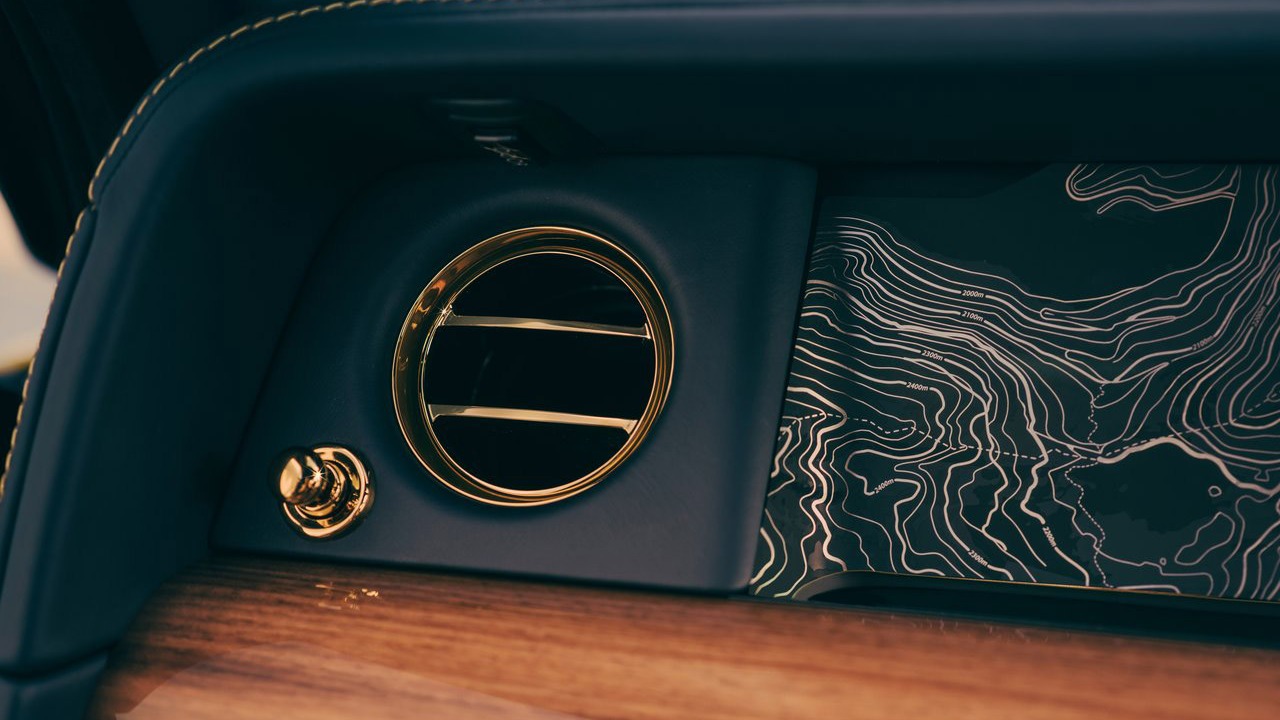 Flotte gulldetaljer går igjen overalt, og her ser man også litt av kartet over Furka-passet som går over hele dashbordet og som tok månedsvis å lage.