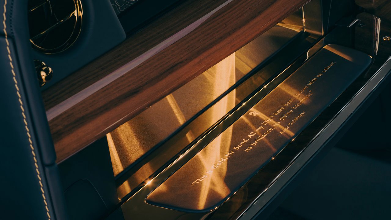 Lokket på innsiden av hanskerommet har fått et sitat fra Auric Goldfinger inngravert.