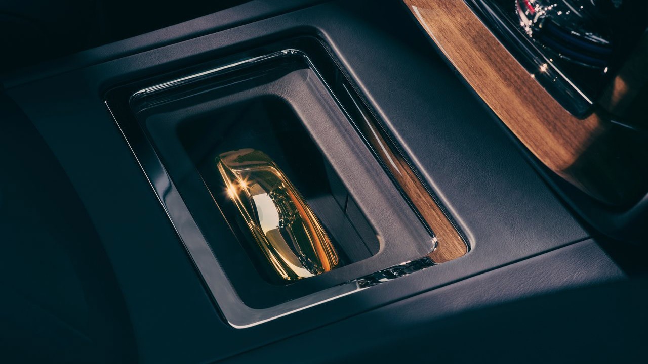 Midtkonsollen skjuler en gullbarre i form av en modell av bilen.