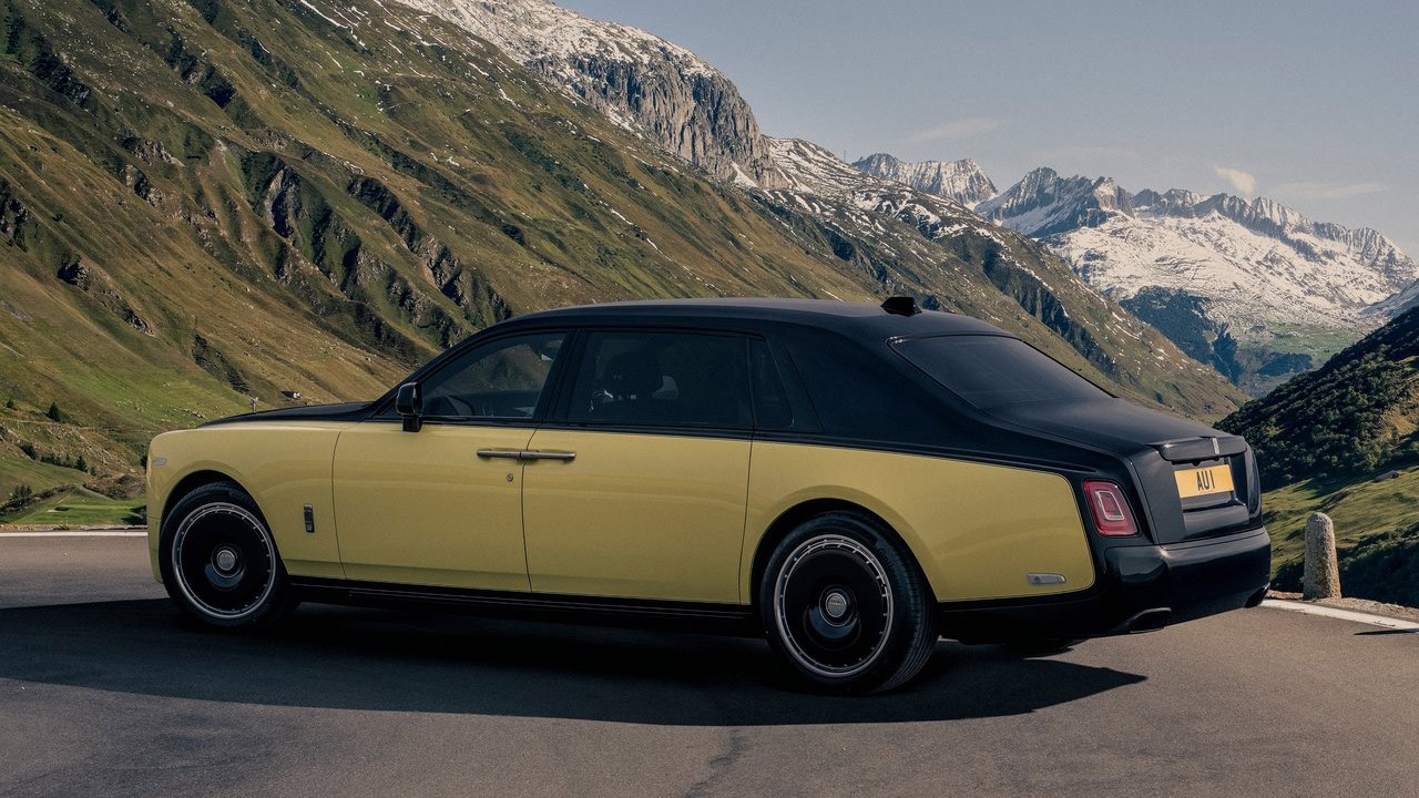 På de samme veier som Goldfinger og sjåføren Oddjob tok en pause, mens Bond observerte fra høyere opp.