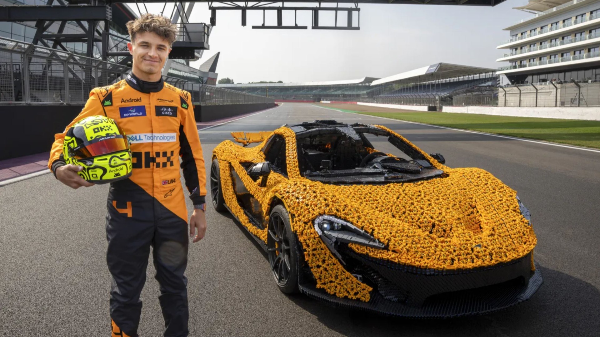 Lando Norris på Silverstone med Lego-bilen.