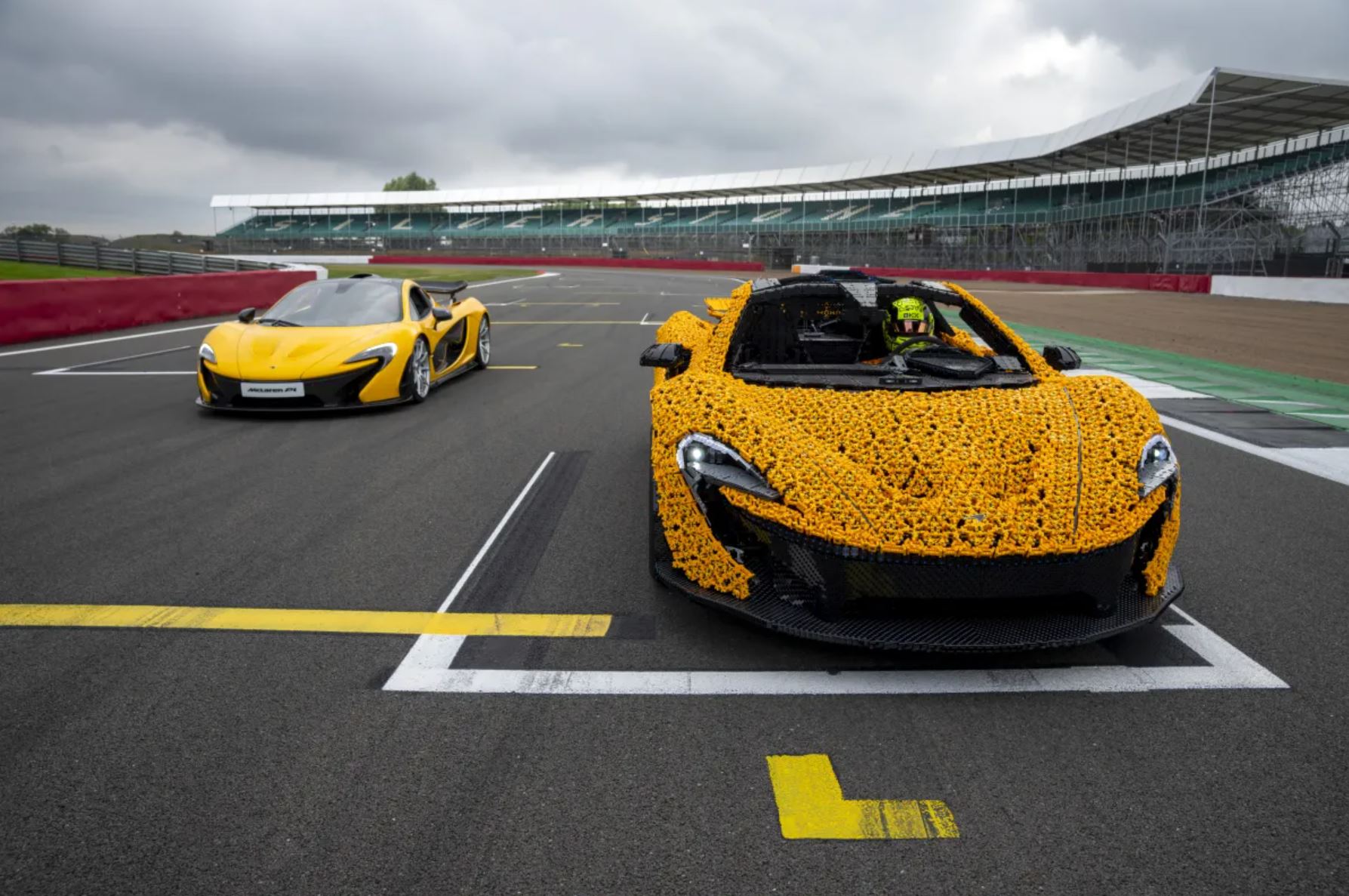 Legobilen som er bygget, sammen med en ekte McLaren P1.