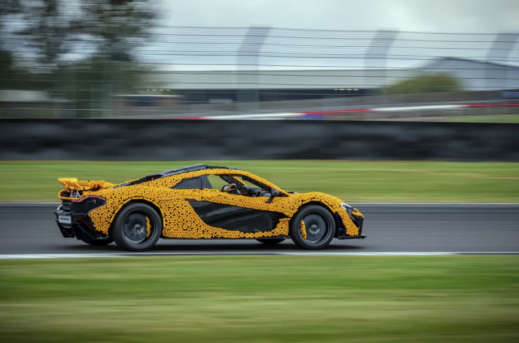 Lego-bilen ute på Silverstone.