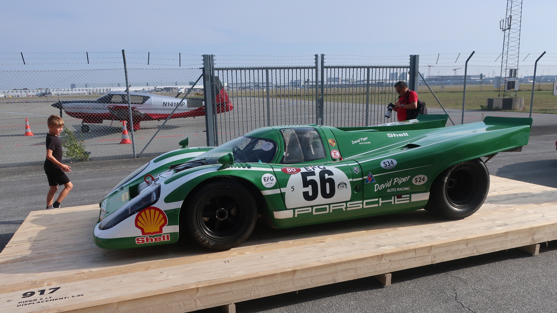 David Piper sin 917 var på plass, og den skapte stor begeistring da den ble startet opp. Legg for øvrig merke til Porsche-flyet i bakgrunnen.