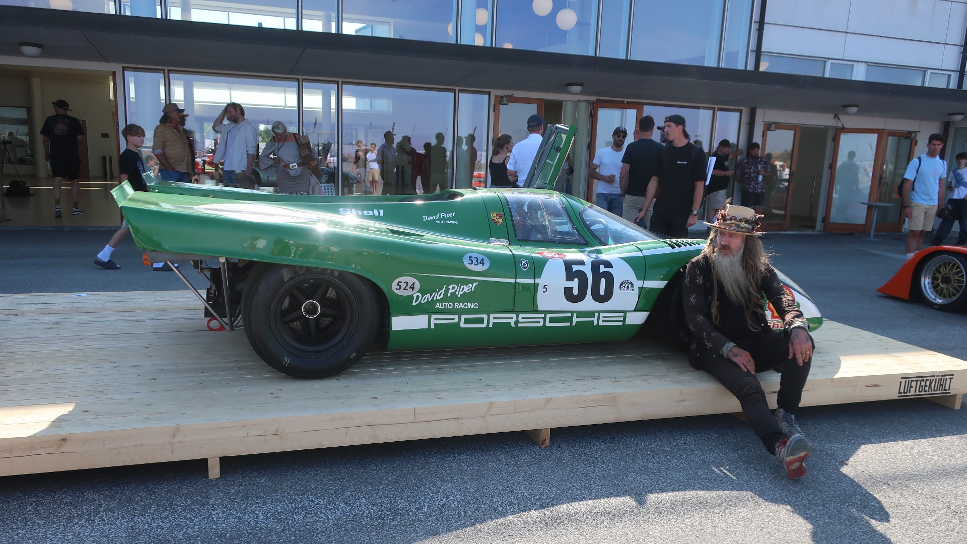 Magnus Walker er å se på en mengde treff i løpet av en treffsesong, og tok selvsagt turen til dette eventet.