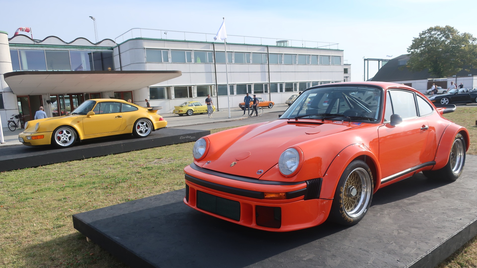 Porsche AG var samarbeidspartner og stilte med fire turbomodeller fra sin samling, her 964 Turbo i gult og en mektig 934 i oransje.