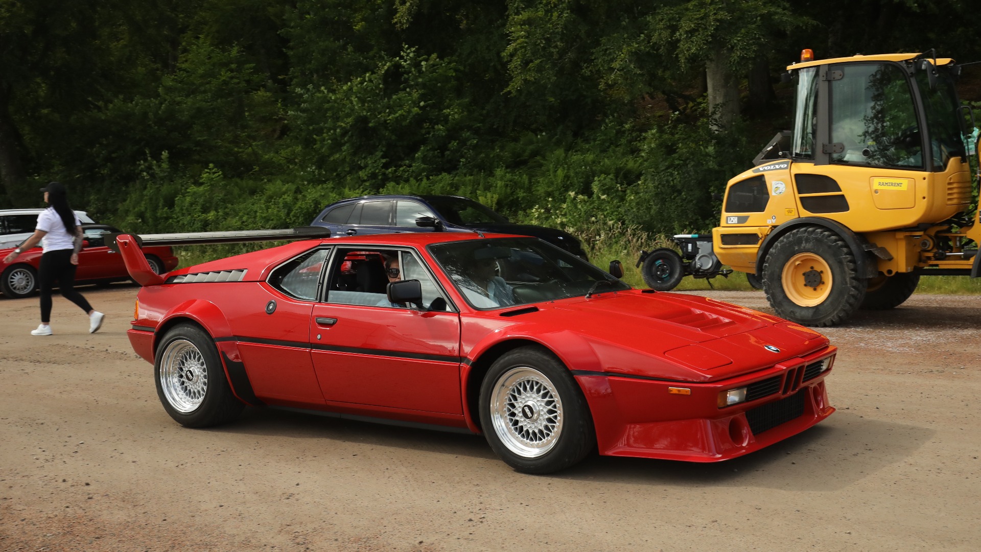 Et vidunderlig syn. En BMW M1 ankommer Aurora Concours.