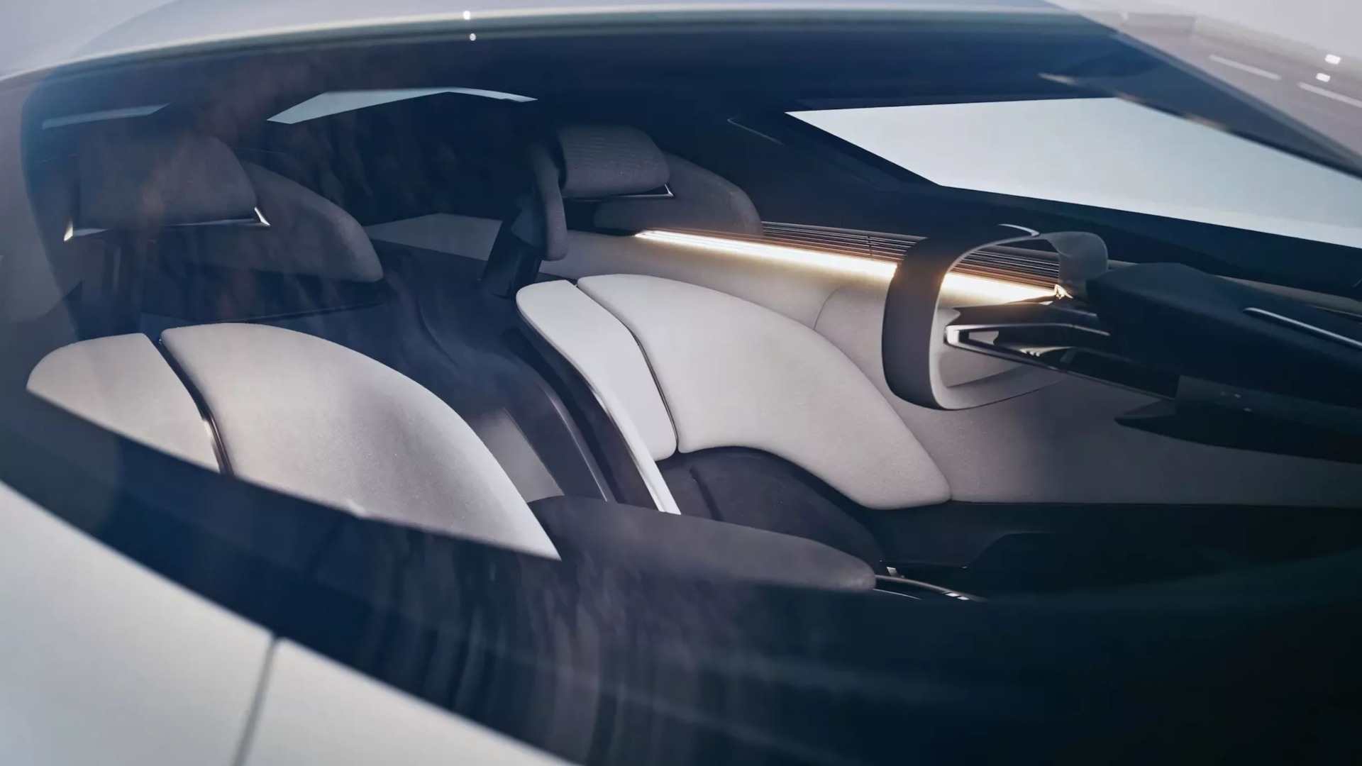 Interiøret blir ikke veldig fremhevet, men her er det noe. Legg spesielt merke til rattet.