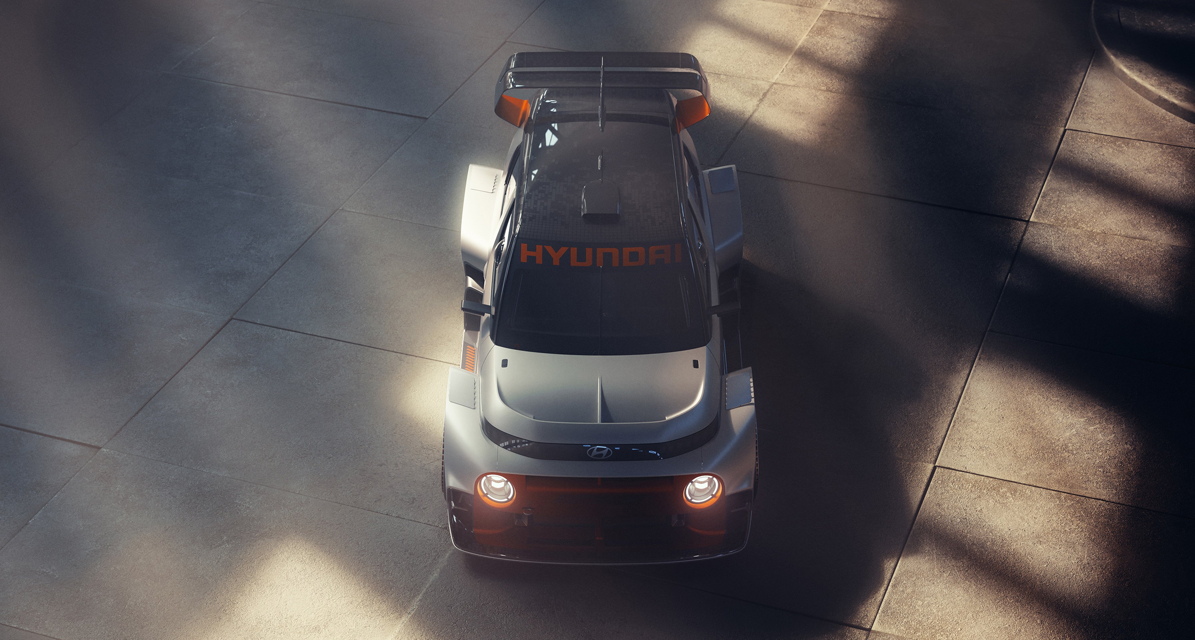 Her ser man tydelig hvor bred hjulene er i forhold til karosseriet.