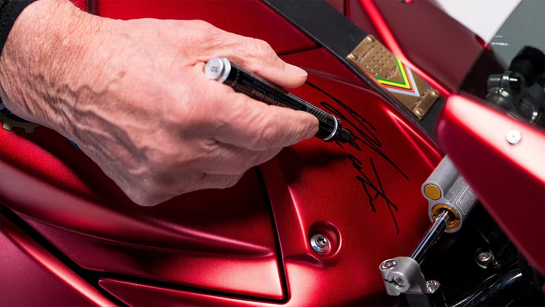 Agostini har signert tanken på alle de 83 syklene for hånd.