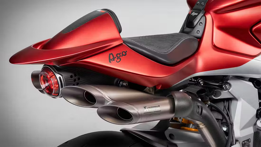 Akrapovic står bak det nydelige eksoslanlegget i titan.