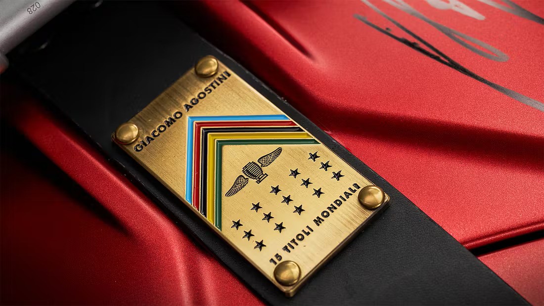 Det finnes også en gullplakett som feirer Agostinis 15 VM-titler på to hjul.