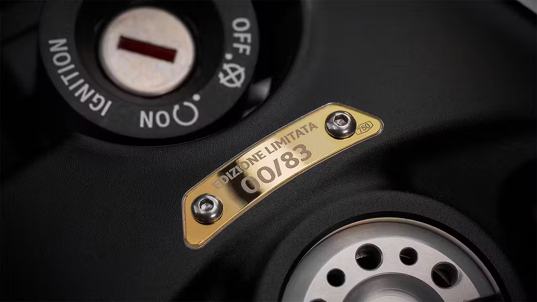 Nummerert plakett som viser hvilken av de 83 eksemplarene man eier, og som er laget i ekte gull.