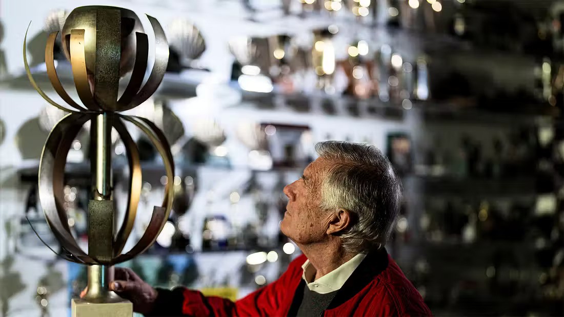 Pokalen som Agostini forærte fra egen samling for å lage de små myntene som hver av tenningsnøklene har fått.