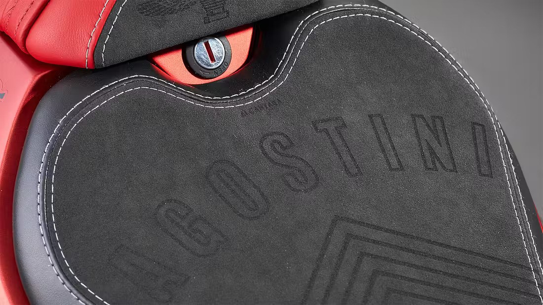 Setet er laget av skinn og alcantara og har Agostini sitt navn.