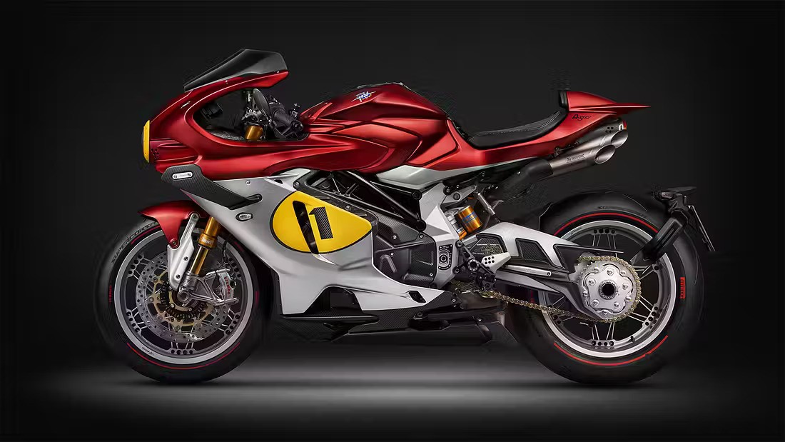 Under all karbonbekledningen skjuler det seg en 208-hesters rekkefirer.